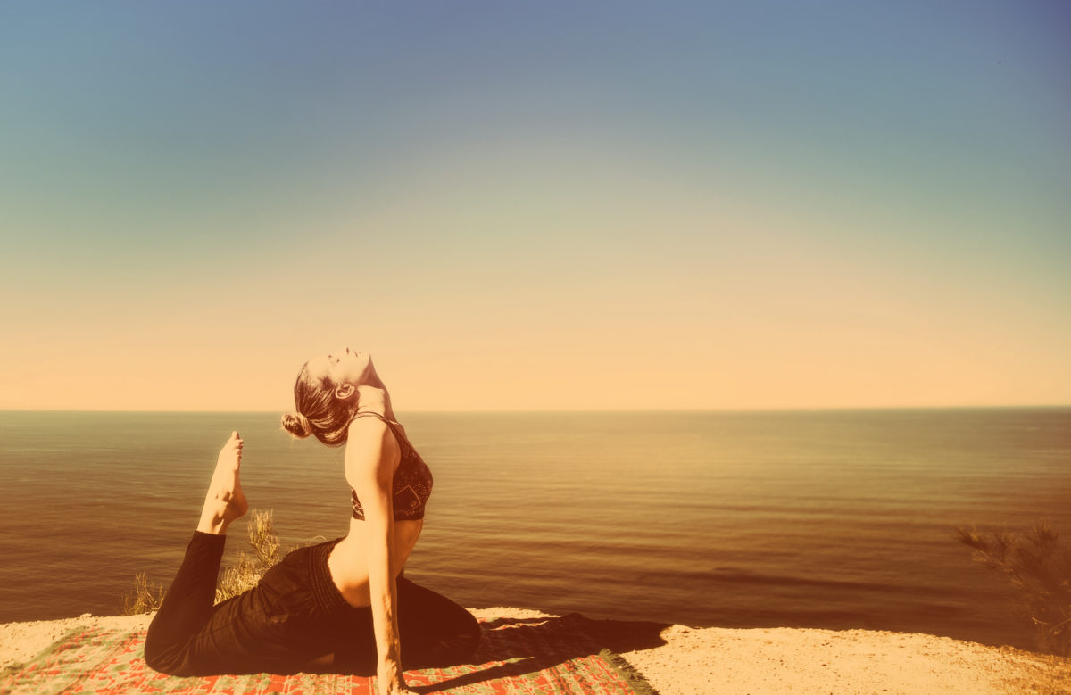 postures de yoga, postures du matin, détente, bien-être, yoga, océan, yoga devant l'océan, yoga plage, holissence