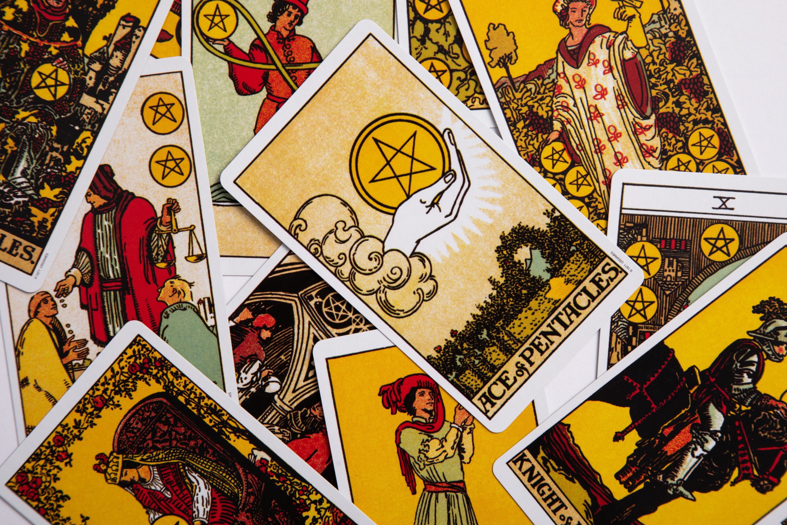 5 choses à savoir si vous apprenez à tirer les cartes du Tarot - Holissence