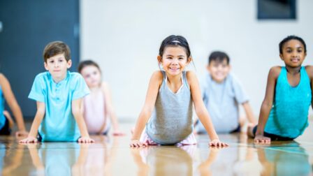 Yoga pour les enfants initier vos enfants à la pratique
